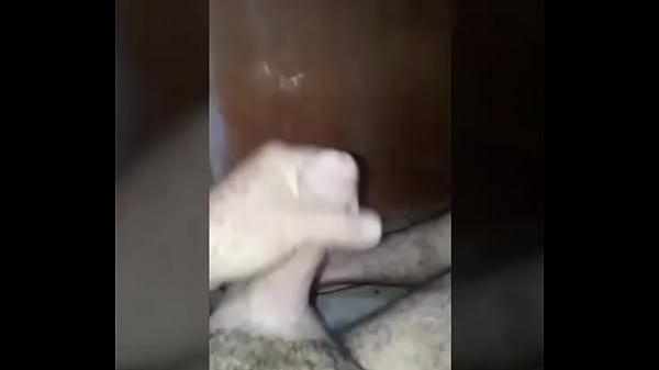 Homem braco do pau branco gozando gostoso