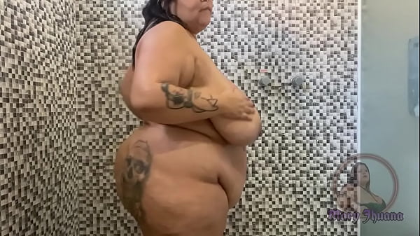 Download Video - Bbw exibicionista foi tomar banho e resolveu testar seu consolo no cuzinho - Mary Jhuana