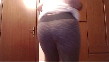 STRETCHING & SOUNDS: Nicoletta&rsquo;s Dark Grey Leggings Fart Video