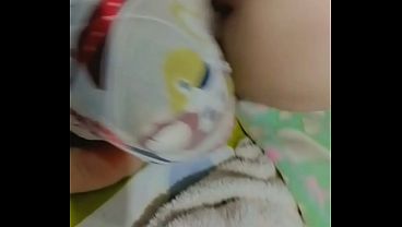彼女が枕を使って自慰をしているのを見つけ、彼女が四つん這いになっている間にそこに自分のペニスを挿入した。