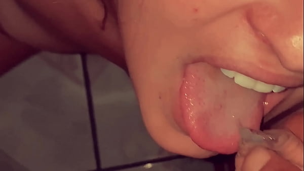 Download Video - un rapid&iacute;n con mi Amigo mientras me duchaba&period; Kendra Ferretii