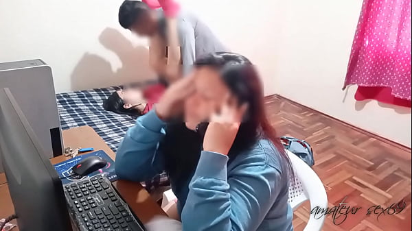 Download Video - La cornuda de mi esposa hablando por telefono mientras yo me como a su mejor amiga&colon; mientras mas distraida esta mas rico follo con su amiga mientras ella paga mis deudas de la casa&period;