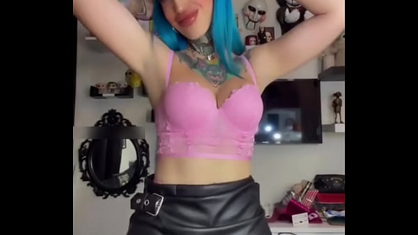 Perra caliente otaku sexy de pelo azul
