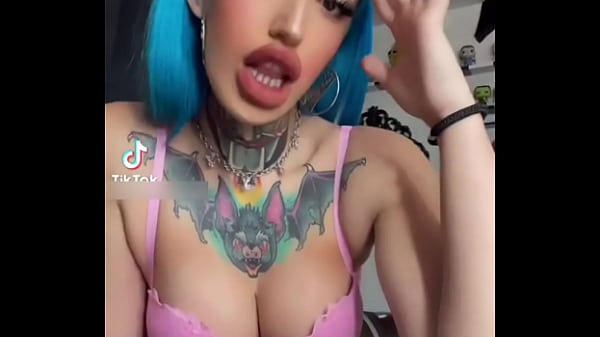 perra caliente otaku sexy de pelo azul