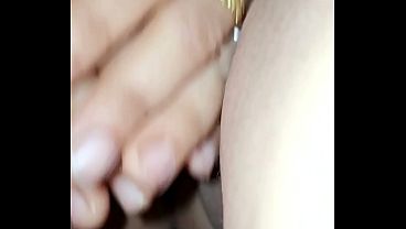 大きな尻と小さな膣を持つ熟女は、小さなペニスで両方の穴をファックされるのが好きです。