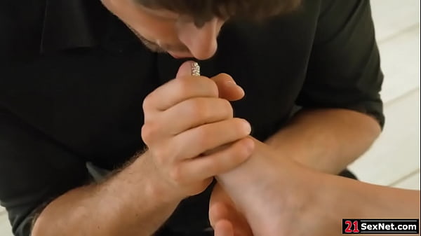 21SexNet.com - Guy licks gfs foot then fucks her hard