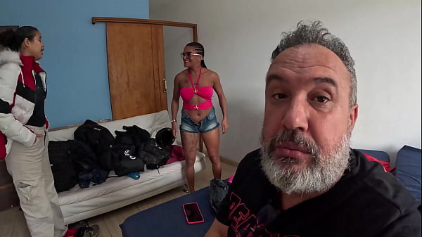 Download Video - Casal Bi se prepara para entrar na carona do Ted