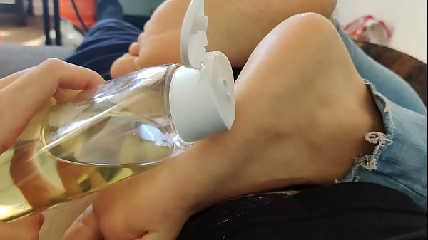 Using my stepsister's feet to cum with a hair tie
