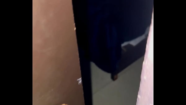 Colegiala caliente miraba porno mientras su hermanastro la espiaba por su puerta