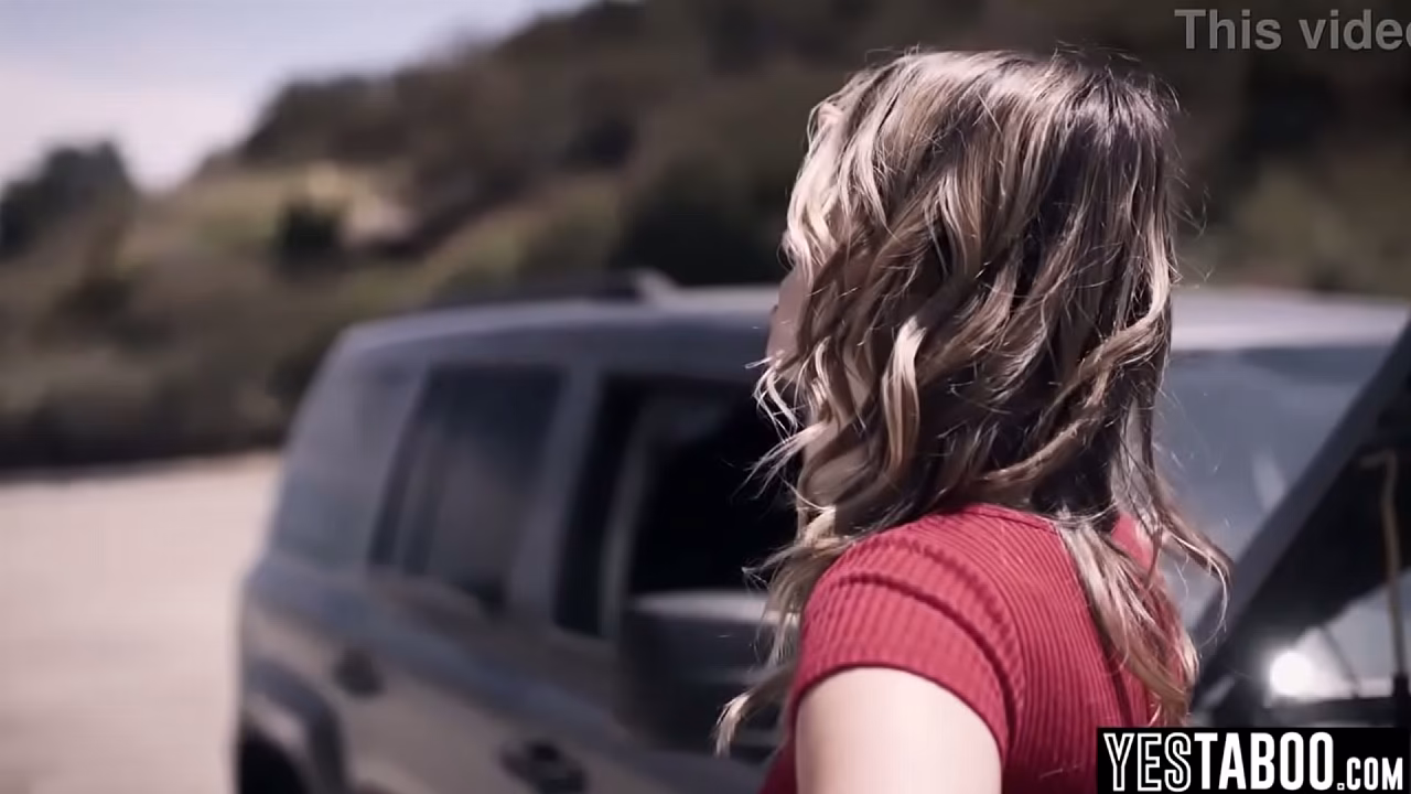 Stranded petite blonde MILF takes help from a stranger and thanks him with outdoor sex