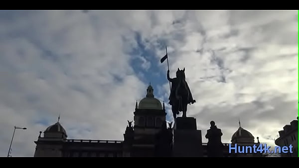 Une Jeune Fille Fringante Flirte Et Se Fait Lécher