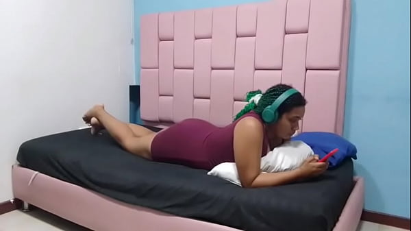Download Video - mientras la empleada esta en su descanso yo entro a su habitaci&oacute;n&comma; para agarrarle sus nalgas y que me de una buena chupada