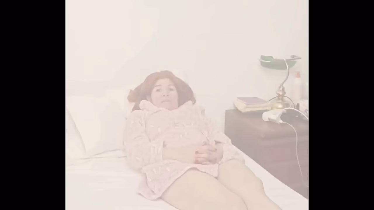 Me encuentro a mi cu&ntilde_ada en lencer&iacute_a negra sola en casa y terminamos follando sin que mi novia se de cuenta!