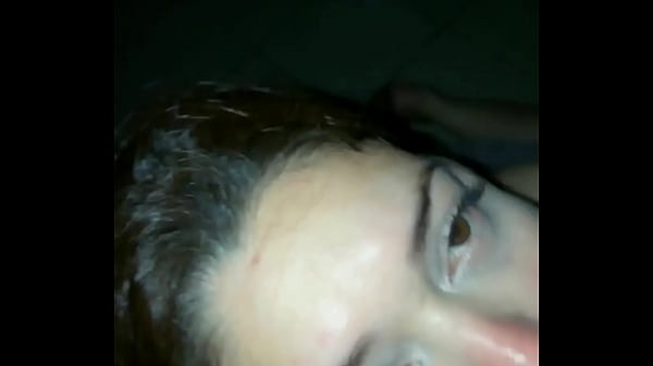 Remplir Le Visage De La Grosse Fille Avec Du Lait