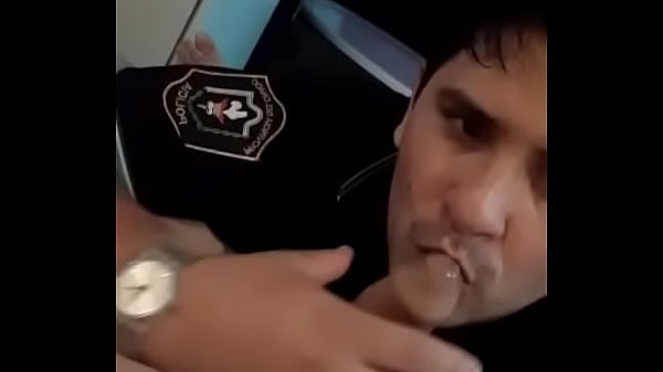 Policia me hace poner su uniforme para luego co...