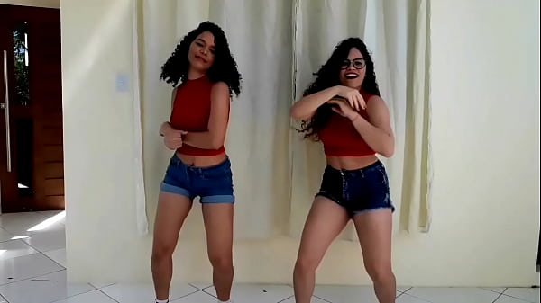 Quevelin e ingrid dançando de quatro