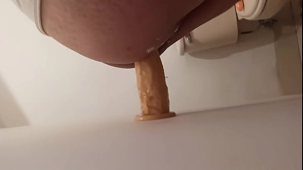Estoy estrenando mi nuevo dildo con una cabezot...
