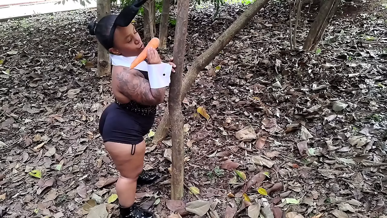 P&aacute_scoa em p&uacute_blico na natureza - Coelhinha safada levou a cenoura pediu para. Montavani colocar no cu