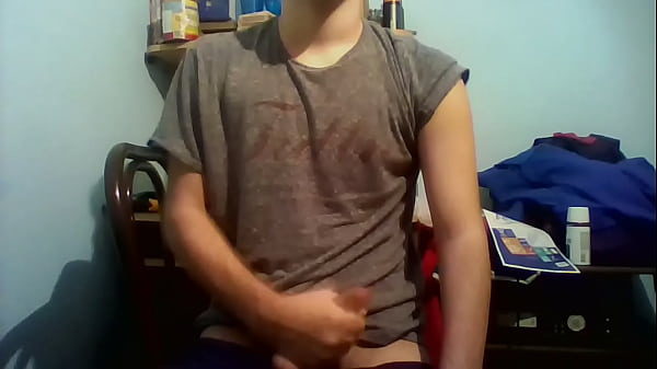 Joven de 18 años con el pene muy grande y sin c...