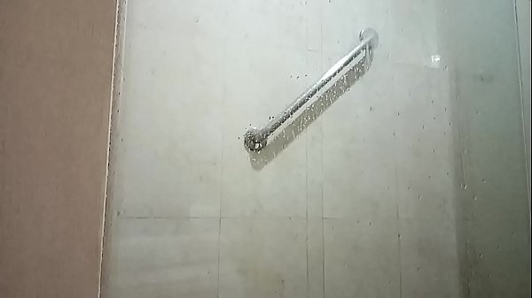 Me masturbo en el ba&ntilde;o del hotel