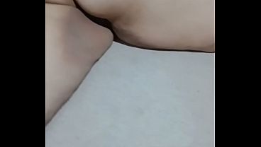 ぽっちゃり体型で大きなお尻の女の子