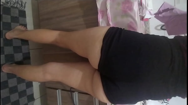 Esposa passando roupa