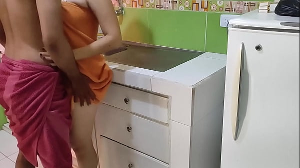 Download Video - Mi Sirvienta quiere que le quite la toalla en la cocina y la FOLLE como una ZORRA mientras la cornuda de mi mujer no esta