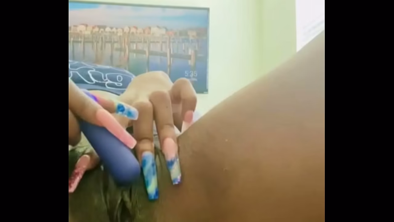 Chica con fuego en el culo masturbándose hasta correrse
                   only women muchos negros