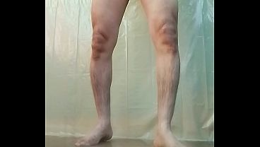 Bañándome desnudo en el patio de mi casa