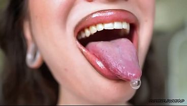 舌からよだれが垂れる 9