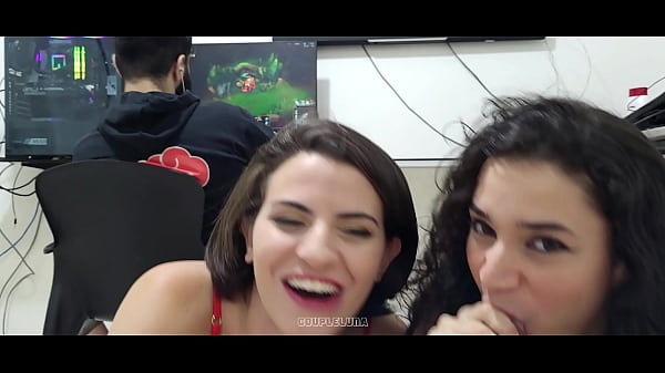 Download Video - Amigo Bom &eacute; Aquele Amigo Corno que Prefere Jogar League Of Legends Enquanto Sua Mulher Mama o Meu Pau Junto a Minha Esposa&excl; &lpar;CoupleLuna&comma; Rennan Luna&comma; Gabbie Luna&comma; Lady Snow Brasil e Lord Kenobi&rpar; Completo no RED