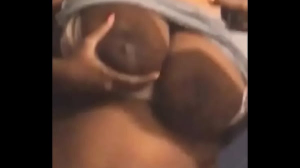 Ébène Aux Gros Seins De La Nola