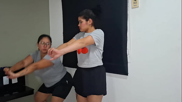 Fui pego espiando minha madrasta ela viu e resolver me punir com seu Cu maravilhoso