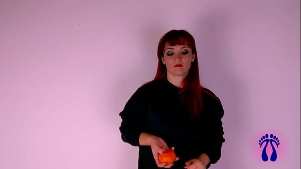 Kaki, Barefoot soiled on fruit, ti calpesto e ti domino, la dominatrice Mary Rider calpesta frutta come se fossi tu