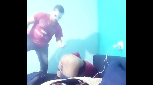 Download Video - Heteros se depilan el trasero por diversi&oacute;n y terminan calientes follando pt3