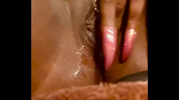 Mody Got Body Joue Avec Sa Chatte Jusqu'à Ce Qu'elle Soit Satisfaite