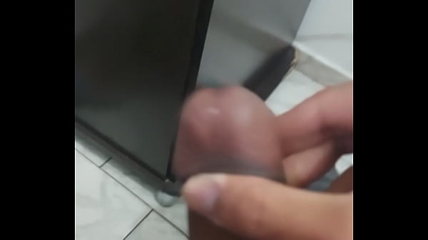 Novinho batendo uma e gozando