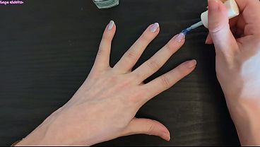 セージ・エルドリッチがホログラフィックで爪をペイントする [SFW]