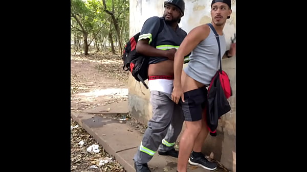 Download Video - O TRABALHADOR SAIU DO SERVI&Ccedil;O E DIRETO COMER BUNDA DE GAROTOS NO PARQUE