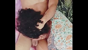Ela j&aacute; acordou o novinho mamando a pica dele