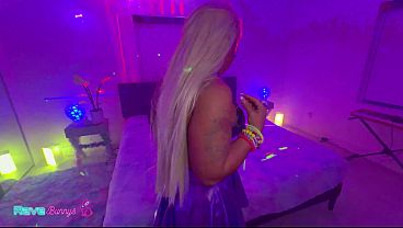 プラチナブロンドの編み込みヘアのパメラが、ブライアン・オマリーのペニスをひざまずいて崇拝する！