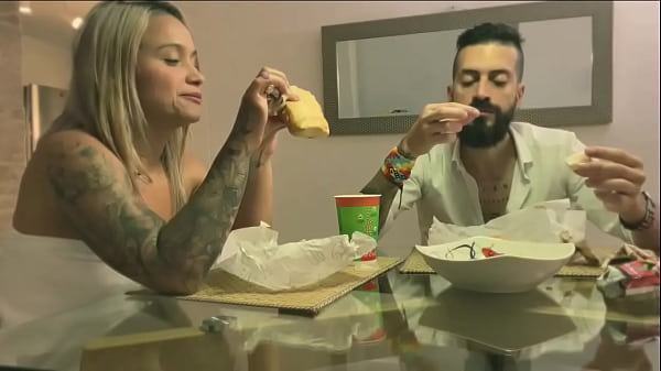 Download Video - Trio salvaje termina en un mar de leche con dos leyendas del porno