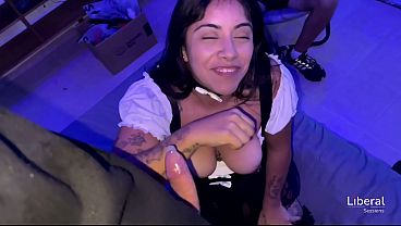 CONEJITA SEXY SE COME DOS VERGAS EN UN TRIO CON VERGONES