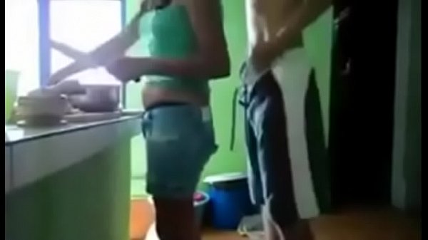 Marido sai e a mulher dar pro amigo dele na coz...