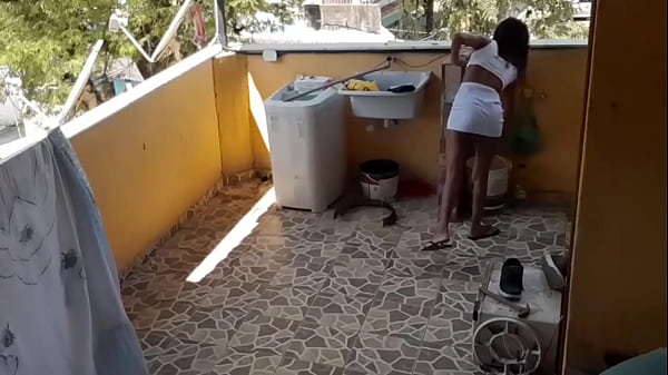 Stepdaughter who was doing laundry was Surprised by perverted stepfather who put her to kick his fucking penis on all fours.