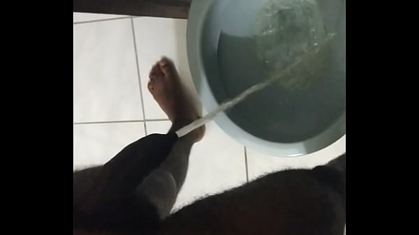 Download Video - Pau uncut mijando sem botar a m&atilde;o no pau
