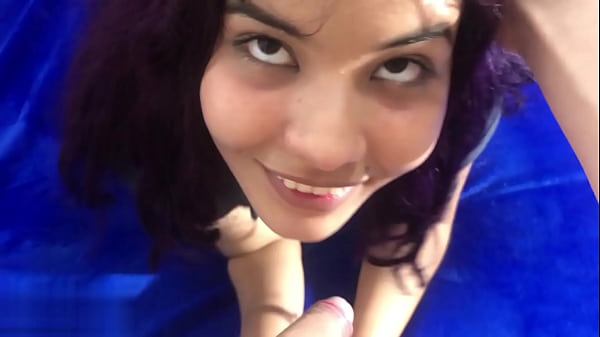 Download Video - Despierto a mi hermanastra con una enorme polla en su apretado co&ntilde;o y le doy de comer semen