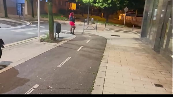 Un Desconocido me encuentra perdida en la calle y me ofrece follar