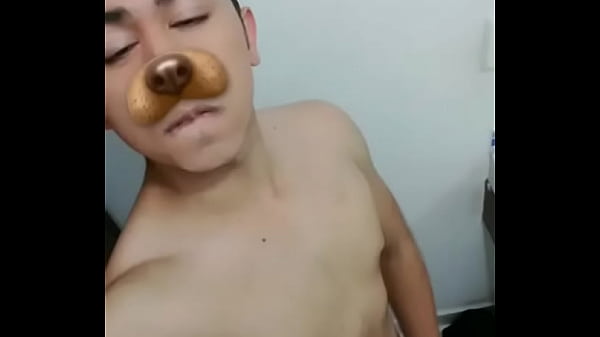 Lindo joven se masturba en un baño