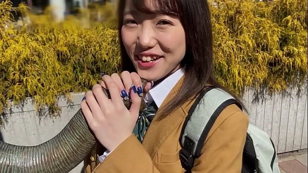 ハメ撮り　制服のままの生ハメ中出しエッチ。勝手に発情し即絶頂するどすけべ。かなりの不思議ちゃんですがエッチになるとギャップがエロい。ゴムなし生ハメ正常位で絶頂に達する。制服 素人 中出し 個人撮影 美 女子校生 可愛い　 33huwx8